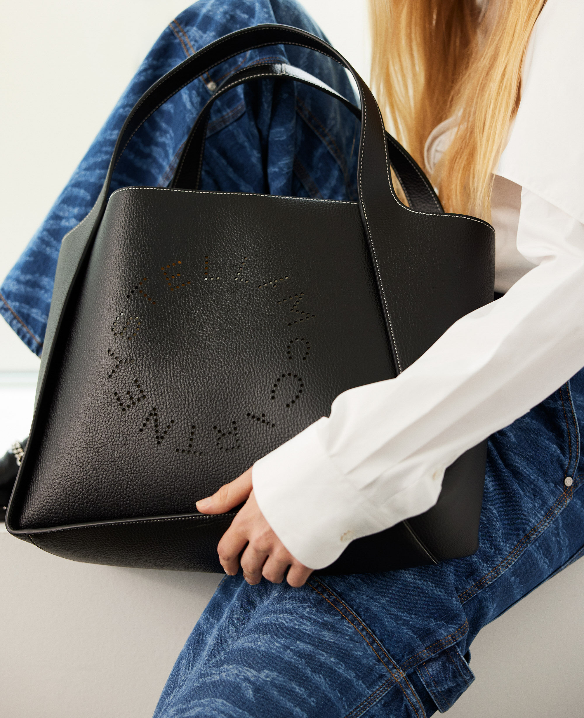 Women ブラック ロゴ グレイン オルター マット トートバッグ | Stella McCartney JP