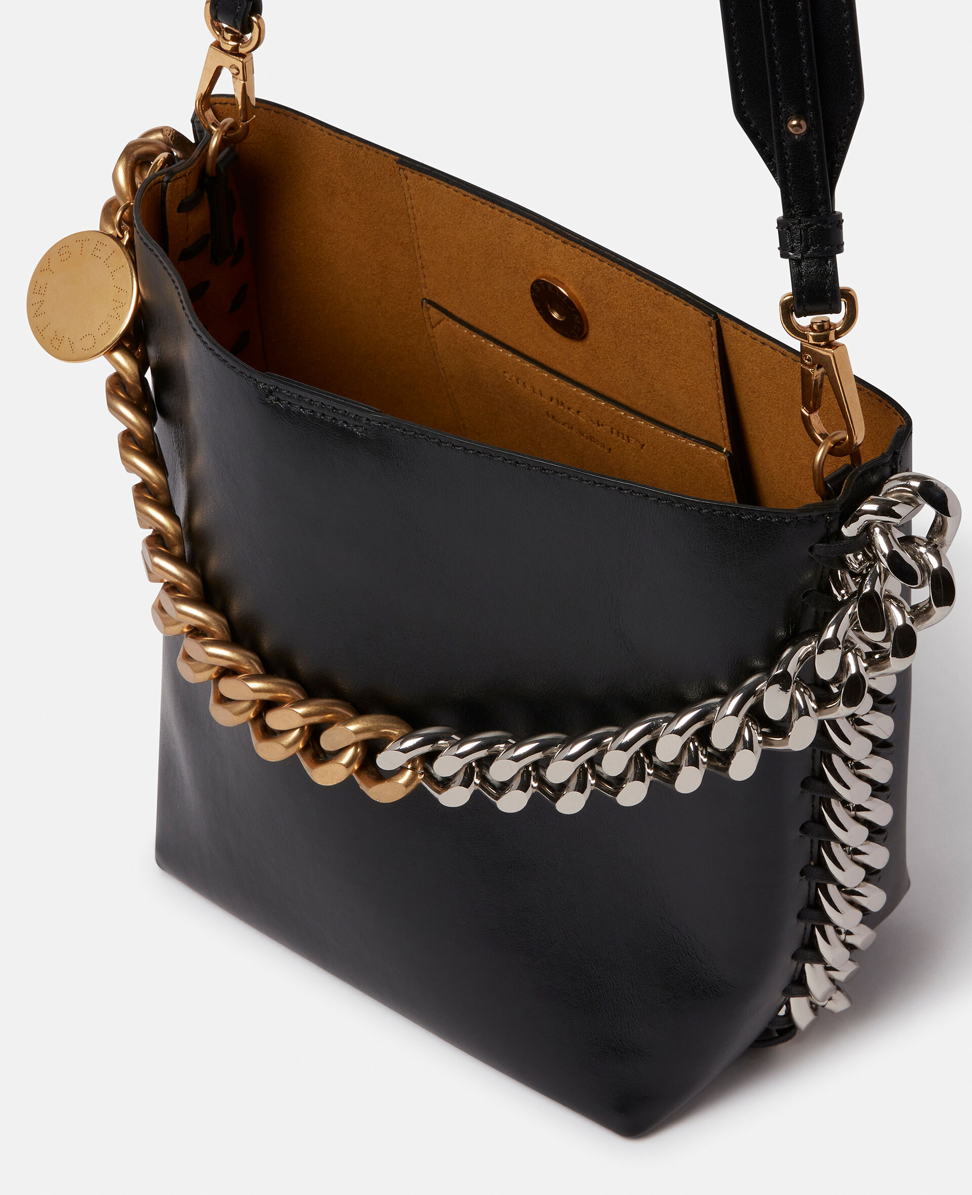 Frayme Bucket Bag-Schwarz-model