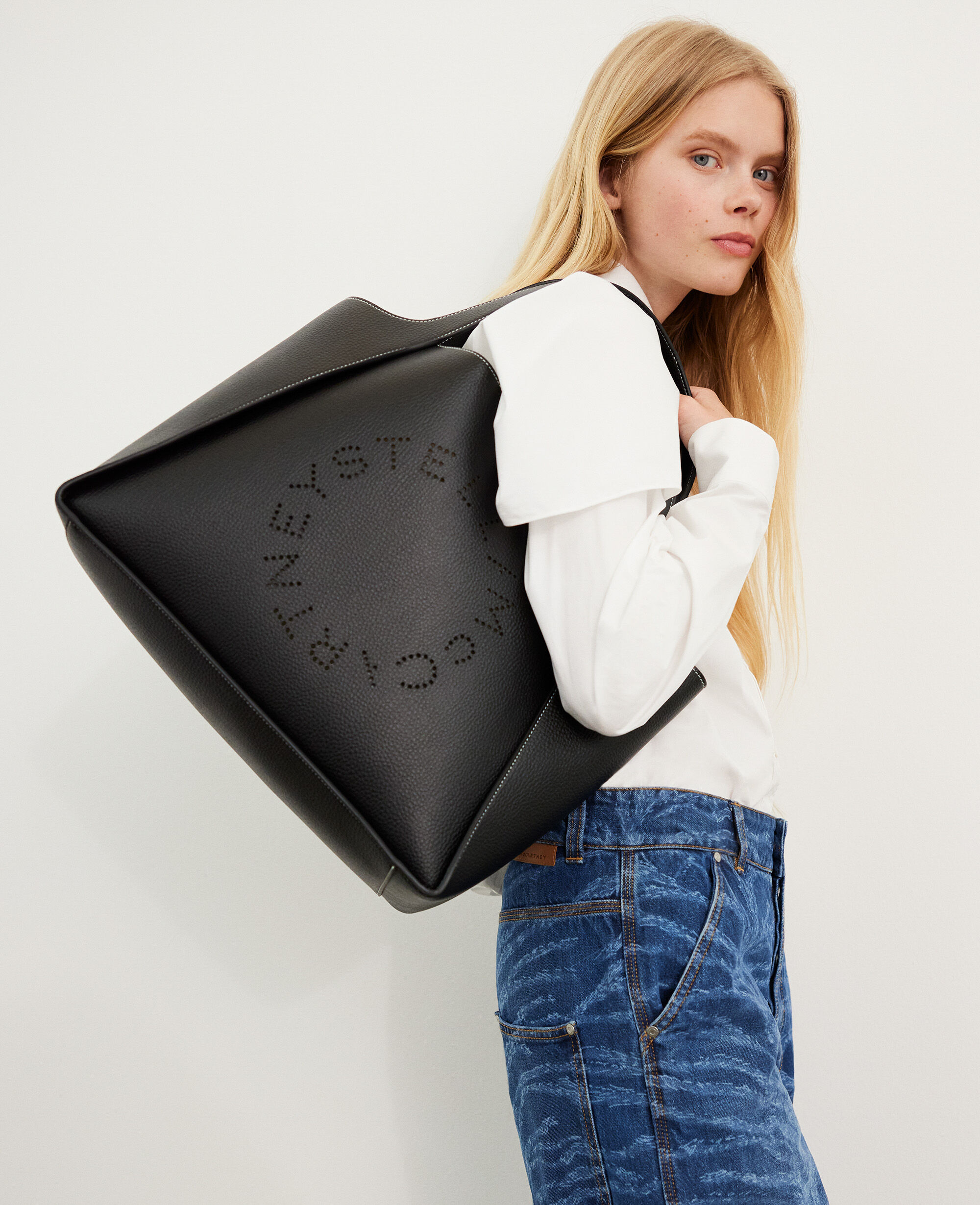 Women ブラック ロゴ グレイン オルター マット トートバッグ | Stella McCartney JP