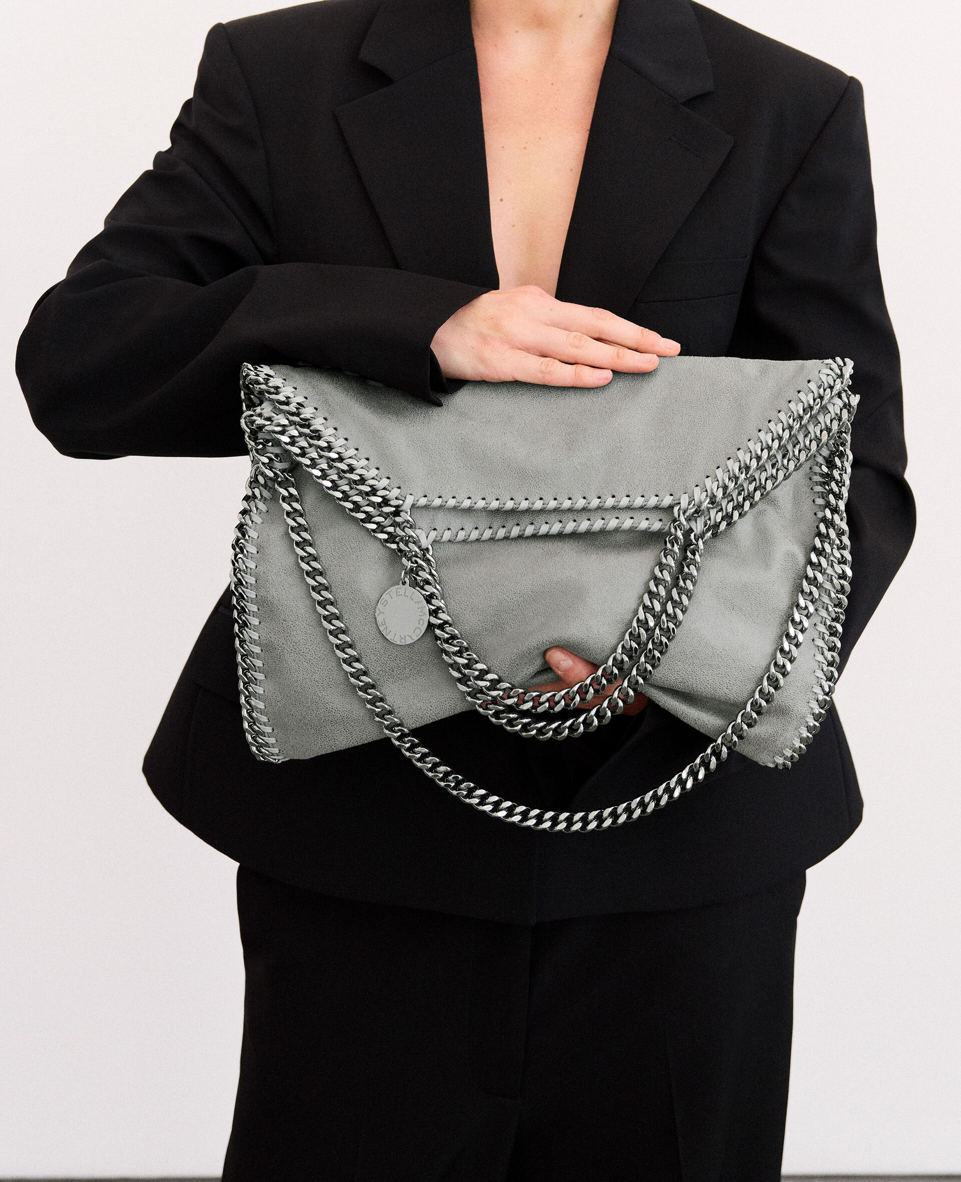 Tote Bag Falabella mit Ueberschlag-Grau-model