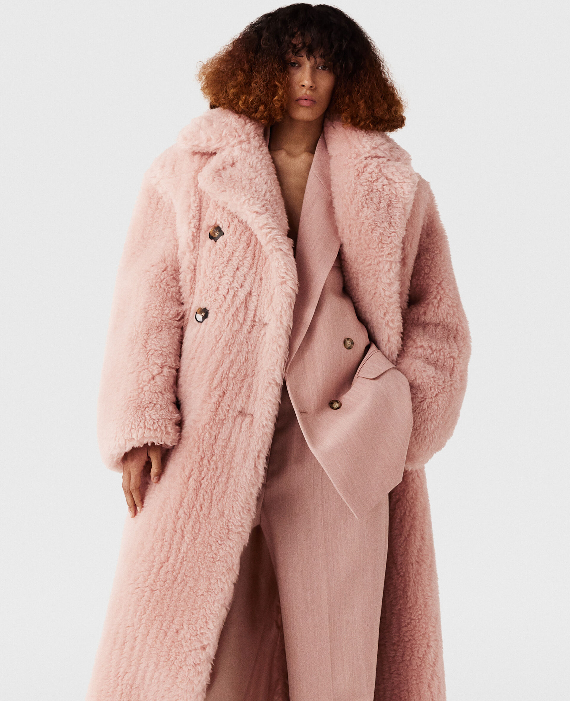 Oversize-Mantel aus Teddystoff-Rose-model