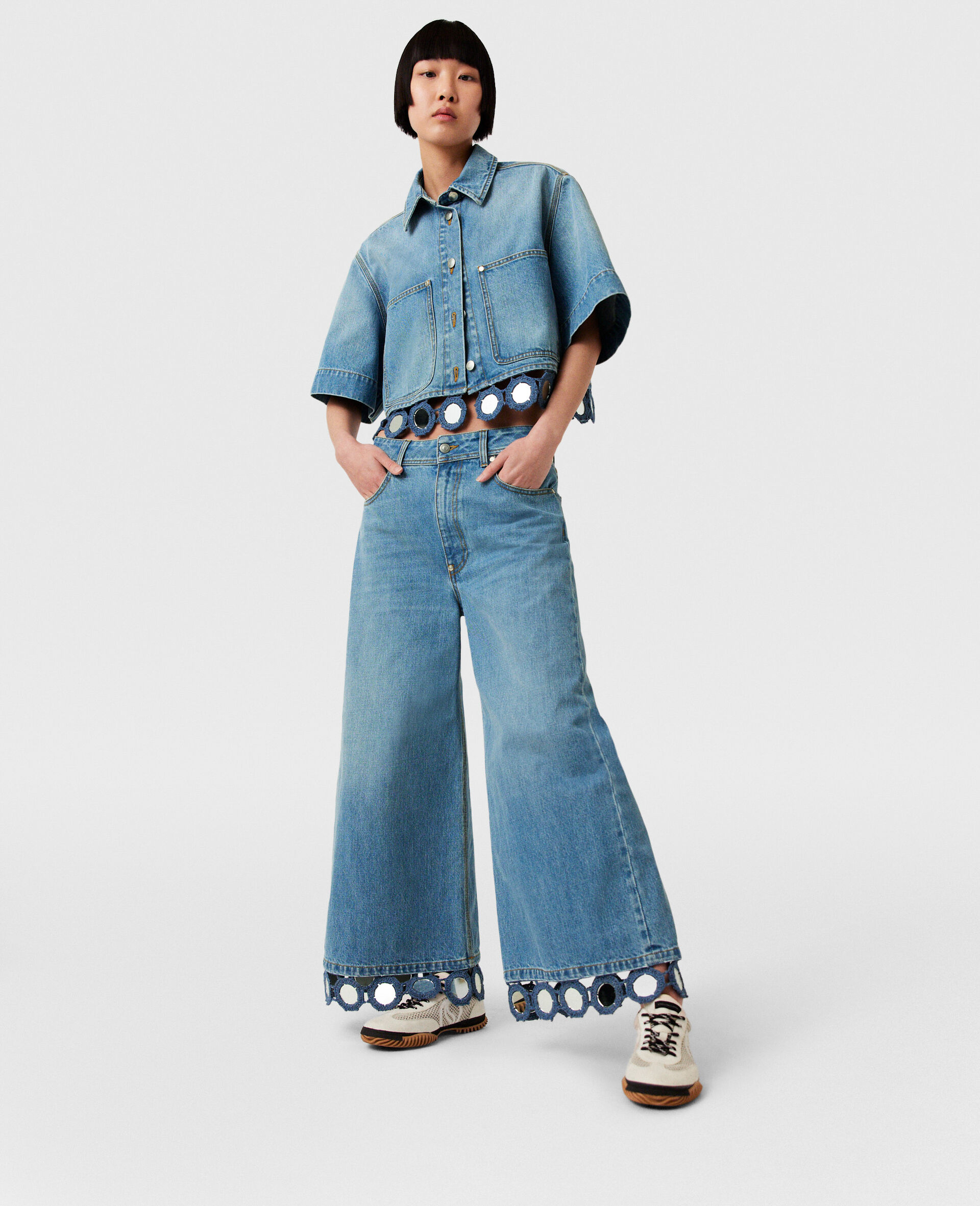 Jeans mit weitem Bein und gehaekeltem Spiegeldekor-Blau-model