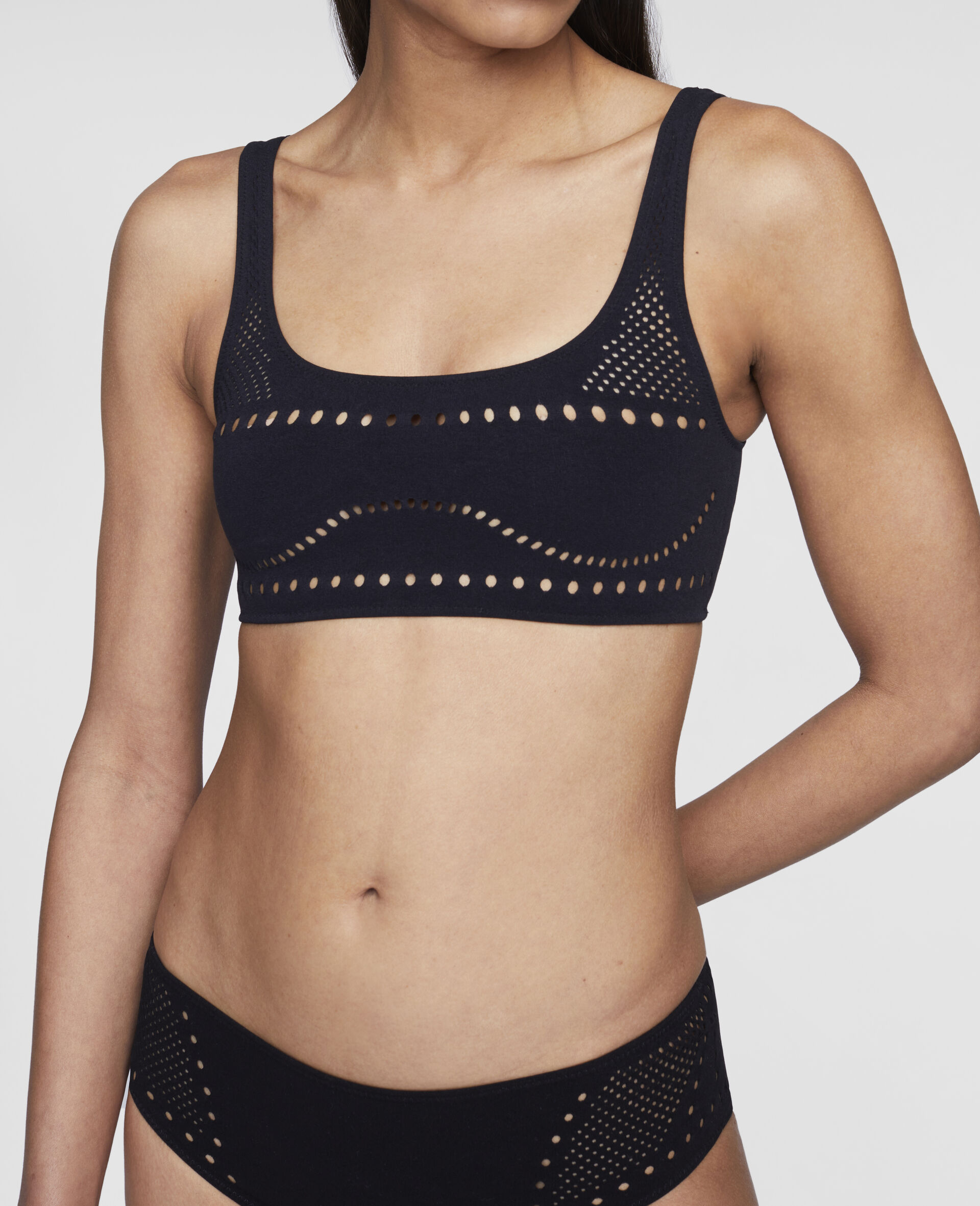 Stellawear Crop Bra-Black-model